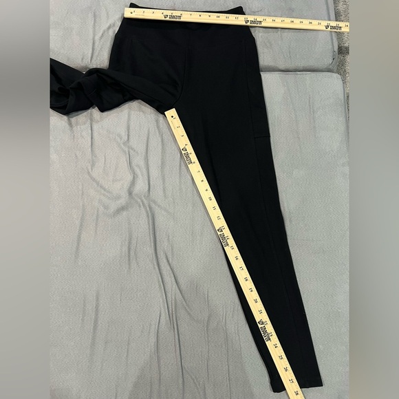 Lou & Grey Black Leggings Form-Fitting Stretch w/ Side Pockets sz Med - Picture 8 of 8